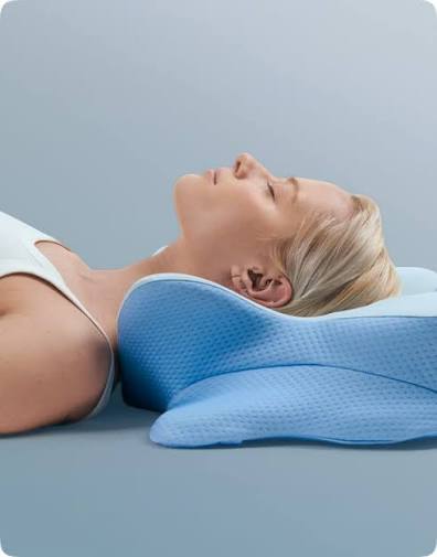 Derila Ergo ergonomik visko yastıkta yan yatan kadın: boyun ve omuz hattı desteklenmiş